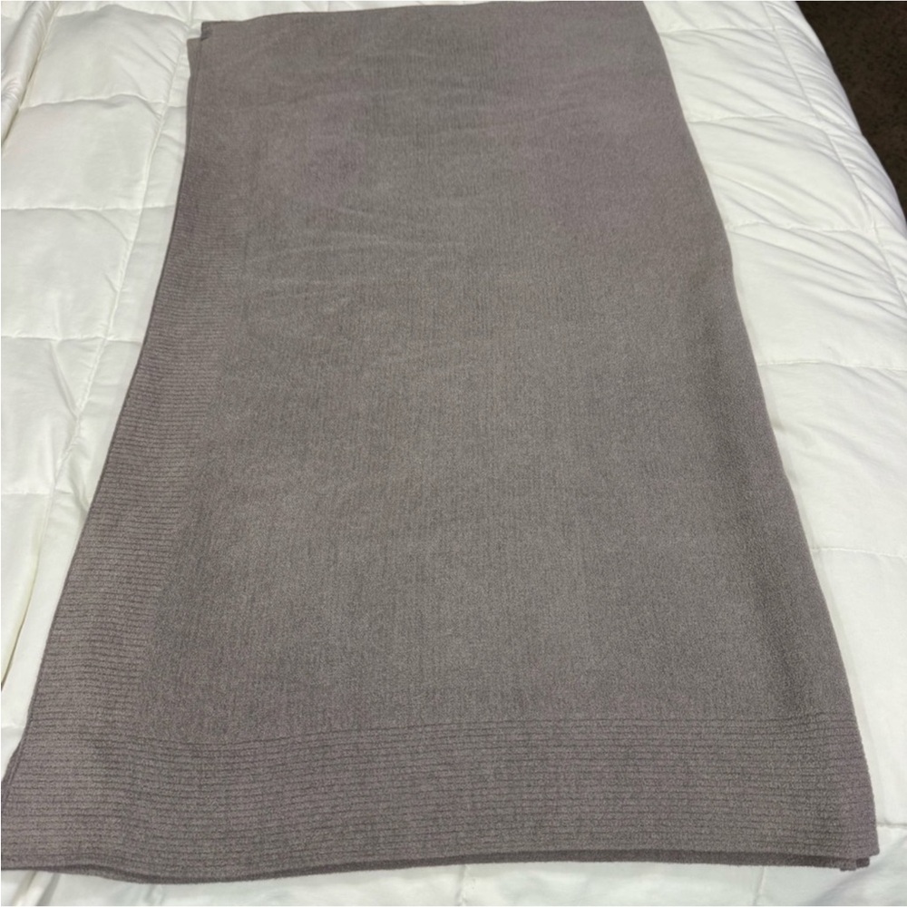 Barefoot Dreams CozyChic Ribbed Trim Throw Blanket or beach blanket - Picture 7 of 8